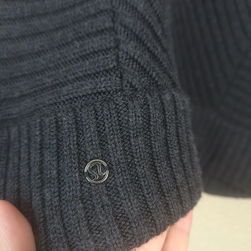Lululemon women's scarf, one size, black merino wool‎ knitted snood neck warmer
